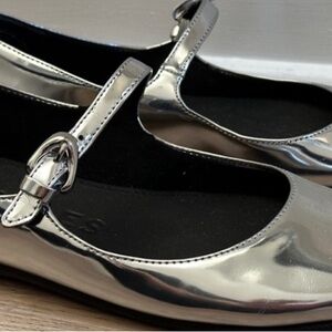 Comfortable Women's Mary Jane Flat in Silver Mirror Metallic Faux Leather